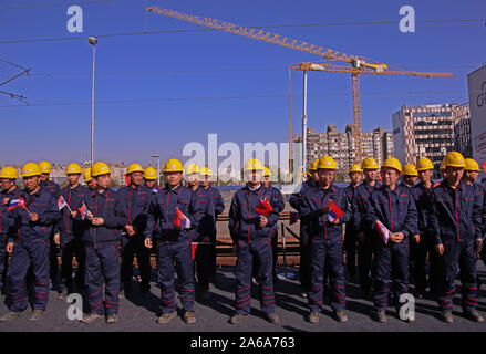 (191025) -- BELGRADE, le 25 octobre 2019 (Xinhua) -- les travailleurs de la construction chinois assister à la cérémonie d'accueil de l'arrivée du premier train de marchandises direct de Chine à Belgrade, en Serbie, le 24 octobre 2019. Une cérémonie de bienvenue a eu lieu le jeudi pour l'arrivée du premier train de marchandises à la capitale serbe de Jinan, la capitale de la province de Shangdong de Chine orientale. Le Président serbe, Aleksandar Vucic a déclaré que 500 tonnes de matériel livré par le train nommé "Qilu' permettra à la Chine de fer et la China Communications Construction Company (CCCC) à l'avance avec pleine vapeur à haute vitesse sur le B Banque D'Images