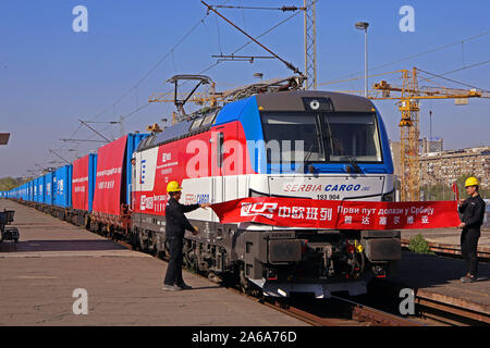 (191025) -- BELGRADE, le 25 octobre 2019 (Xinhua) -- Le premier train de marchandises direct de Chine entre dans la gare de Belgrade, Serbie, le 24 octobre 2019. Une cérémonie de bienvenue a eu lieu le jeudi pour l'arrivée du premier train de marchandises à la capitale serbe de Jinan, la capitale de la province de Shangdong de Chine orientale. Le Président serbe, Aleksandar Vucic a déclaré que 500 tonnes de matériel livré par le train nommé "Qilu' permettra à la Chine de fer et la China Communications Construction Company (CCCC) à l'avance avec pleine vapeur à haute vitesse sur le chemin de fer Belgrade-Budapest Projet de construction. (Pho Banque D'Images