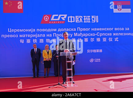 (191025) -- BELGRADE, le 25 octobre 2019 (Xinhua) -- Le président serbe Aleksandar Vucic (avant) assiste à la cérémonie d'accueil de l'arrivée du premier train de marchandises direct de Chine à Belgrade, en Serbie, le 24 octobre 2019. Une cérémonie de bienvenue a eu lieu le jeudi pour l'arrivée du premier train de marchandises à la capitale serbe de Jinan, la capitale de la province de Shangdong de Chine orientale. Le Président serbe, Aleksandar Vucic a déclaré que 500 tonnes de matériel livré par le train nommé "Qilu' permettra à la Chine de fer et la China Communications Construction Company (CCCC) à l'avance avec pleine vapeur sur t Banque D'Images