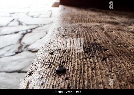 Monastère de Rila, montagne de Rila, Bulgarie - 17 juillet 2019 : un escalier en bois dans le monastère de Rila. Banque D'Images