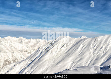 Alpin pittoresque des montagnes couvertes de neige en hiver à belle journée ensoleillée. Le bleu ciel clair sur arrière-plan. Rocheuses naturelles Tyrol Banque D'Images