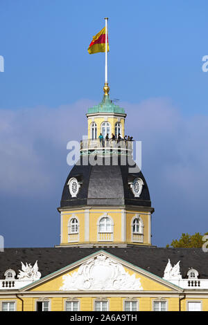 Karlsruhe, Allemagne - Octobre 2019 : tour baroque de Karlsruhe Palace avec vue sur les personnes en face de ciel bleu Banque D'Images