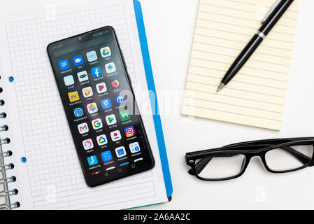 Wroclaw, Pologne - OCT 23, 2019 : Plusieurs applications Android installé sur Huawei P30 Banque D'Images