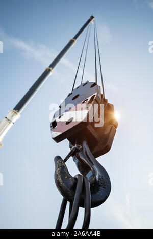 Crochet d'une grande grue mobile Banque D'Images