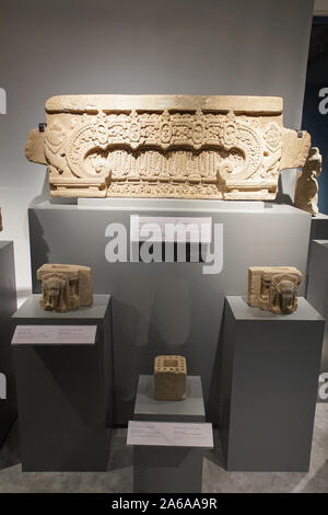 Prachin Buri, Thaïlande - 26 août 2019 : Linteau l'art khmer en Thaïlande 607-657 AD. à Krabi National Museum. Banque D'Images