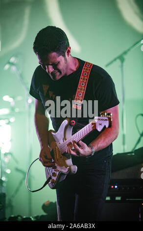 Copenhague, Danemark. 24 Oct, 2019. L'ensemble jazz et jam Snarky Puppy effectue un concert live à Falconer Salen à Copenhague. Ici le guitariste Mark Lettieri est vu sur scène. (Photo crédit : Gonzales Photo/Alamy Live News Banque D'Images