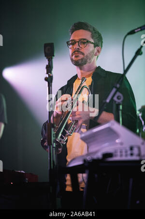 Copenhague, Danemark. 24 Oct, 2019. L'ensemble jazz et jam Snarky Puppy effectue un concert live à Falconer Salen à Copenhague. Ici le chanteur Stanton dans trompette est vu sur scène. (Photo crédit : Gonzales Photo/Alamy Live News Banque D'Images