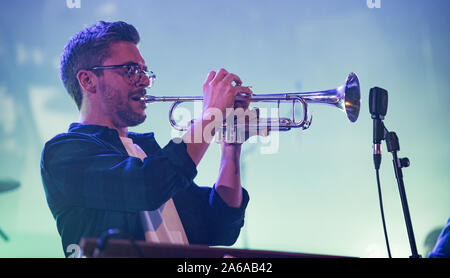 Copenhague, Danemark. 24 Oct, 2019. L'ensemble jazz et jam Snarky Puppy effectue un concert live à Falconer Salen à Copenhague. Ici le chanteur Stanton dans trompette est vu sur scène. (Photo crédit : Gonzales Photo/Alamy Live News Banque D'Images