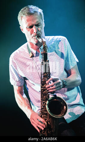 Copenhague, Danemark. 24 Oct, 2019. L'ensemble jazz et jam Snarky Puppy effectue un concert live à Falconer Salen à Copenhague. Ici saxophoniste Bob Reynolds est vu sur scène. (Photo crédit : Gonzales Photo/Alamy Live News Banque D'Images