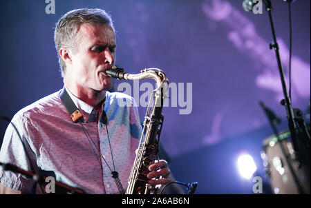 Copenhague, Danemark. 24 Oct, 2019. L'ensemble jazz et jam Snarky Puppy effectue un concert live à Falconer Salen à Copenhague. Ici saxophoniste Bob Reynolds est vu sur scène. (Photo crédit : Gonzales Photo/Alamy Live News Banque D'Images