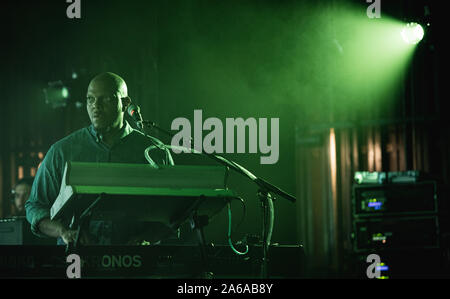 Copenhague, Danemark. 24 Oct, 2019. L'ensemble jazz et jam Snarky Puppy effectue un concert live à Falconer Salen à Copenhague. Musicien Shaun Martin est ici vu sur scène. (Photo crédit : Gonzales Photo/Alamy Live News Banque D'Images