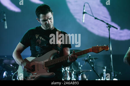 Copenhague, Danemark. 24 Oct, 2019. L'ensemble jazz et jam Snarky Puppy effectue un concert live à Falconer Salen à Copenhague. Ici le guitariste Mark Lettieri est vu sur scène. (Photo crédit : Gonzales Photo/Alamy Live News Banque D'Images