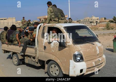 21 octobre 2019 : Tal Abyad, la Syrie. 22 octobre 2019. Des combattants de l'Armée nationale syrienne groupe d'opposition se préparent à prendre sur les superficies retirées de forces kurdes autour de la frontière syrienne ville de Tal Abyad. L'opération fait partie d'une offensive militaire récemment entrepris par les forces armées turques avec le soutien de l'Armée nationale syrienne soutenue par les forces démocratiques contre la République (SDF) et l'Unité de Protection des personnes (GPJ) à l'Est de l'Euphrate en Syrie du nord. L'opération Printemps de la paix a été lancé par la Turquie le 9 octobre avec l'objectif déclaré de pousser le Banque D'Images