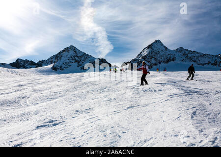 L'Autriche, Stubai - 1 novembre 2011 : les snowboarders et skieurs équitation sur les pentes du Stubaier Gletscher, Alpes station de ski en Autriche. Banque D'Images