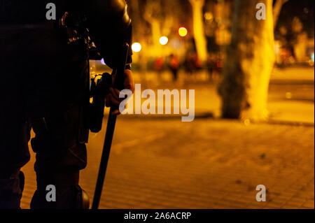 Barcelone, Espagne - 18 octobre 2019 : Mossos d'esquadra au milieu du brouillard et de la fumée la police catalane avec armes à confronter avec les manifestants dans la nuit lors d'affrontements wit Banque D'Images