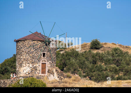 Ancien moulin à vent de près. Lieu historique et le ciel. Parmi les broussailles et les herbes Banque D'Images