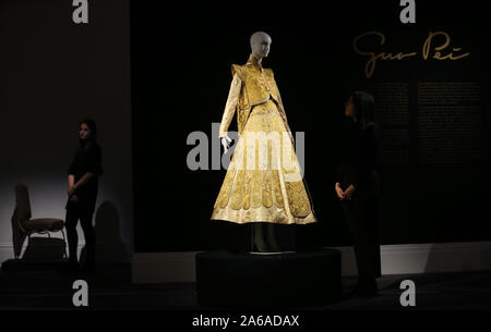 Une robe conçue par le couturier chinois Guo Pei qui est réglé pour passer en vente avec une estimation de 500 000 ? ?à ? ?700 000 dollars chez Sotheby's la prochaine "Gold : La touche Midas' vente à Londres. Banque D'Images
