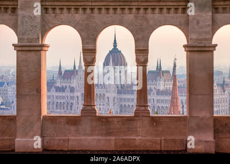 Du Bastion des Pêcheurs, Budapest. Image de le Bastion des Pêcheurs à Budapest, capitale de la Hongrie, au lever du soleil, inclus de parlement hongrois. Banque D'Images