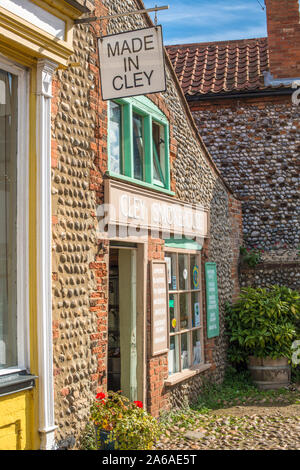 Le CLAJ Smokehouse produit localement les poissons fumés, de coquillages, de charcuterie et de délicieux pâtés faits maison sur village high st, Claj suivant la mer, Norfolk, Royaume-Uni. Banque D'Images