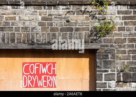 Cofiwch Dryweryn signe / graffiti peint sur des capacités dans la ville galloise de Llandeilo Banque D'Images