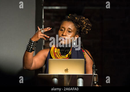 Photo par Chris Bull pour Manchester Literature Festival Malika Booker Dimanche 8 octobre, 19h00 Anthony Burgess International Foundation www.chrisbullphotographer.com Banque D'Images