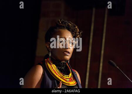 Photo par Chris Bull pour Manchester Literature Festival Malika Booker Dimanche 8 octobre, 19h00 Anthony Burgess International Foundation www.chrisbullphotographer.com Banque D'Images