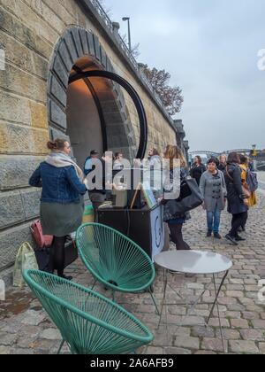 Les gens peuvent visiter la rénovation, dans les jours de Portes ouvertes sur l'Embankment Rasinovo à Prague, République tchèque, le 23 octobre, 20 Banque D'Images