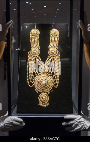 Londres, Royaume-Uni. 25 octobre 2019. 'Un des techniciens présent garland-type collier en or, probablement l'Inde du Sud" (est. GBP20-30k). Aperçu de 'l'or : La touche Midas' chez Sotheby's à New Bond Street. Œuvres couvrant six siècles dédié à l'or sera mis en vente le 29 octobre. Crédit : Stephen Chung / Alamy Live News Banque D'Images