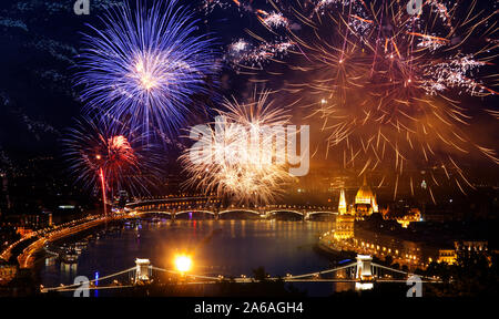 Destination de vacances d'hiver d'artifice au-dessus de Budapest le parlement hongrois - Nouvel An dans la ville Banque D'Images