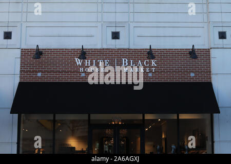 Gaithersburg, Maryland / USA - 18 octobre 2019 : Maison Blanche/Noire en direction de magasin principal marché Gaithersburg, MD. Banque D'Images