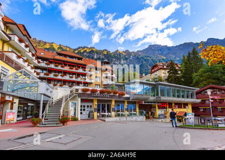 Wengen, Suisse - le 10 octobre 2019 Ville : vue sur la rue du village alpin dans les Alpes suisses, l'automne montagnes autour, station populaire dans l'Oberland bernois Banque D'Images