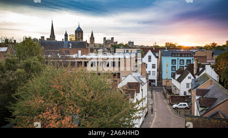 Oxford, Oxfordshire, UK. 25 octobre, 2019. Météo France : le lever du soleil. Le soleil a culminé brièvement avant que les nuages ciel couvert le vendredi matin. Les prévisions météo sont avec douches froides pour le week-end. Credit : Sidney Bruere/Alamy Live News Banque D'Images