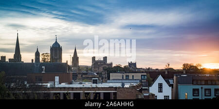 Oxford, Oxfordshire, UK. 25 octobre, 2019. Météo France : le lever du soleil. Le soleil a culminé brièvement avant que les nuages ciel couvert le vendredi matin. Les prévisions météo sont avec douches froides pour le week-end. Credit : Sidney Bruere/Alamy Live News Banque D'Images