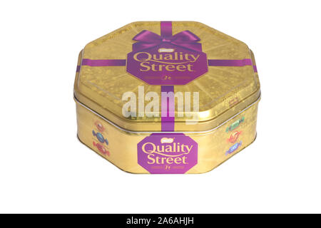 Une boîte de Quality Street Edition Noël 2019 isolé sur fond blanc Banque D'Images