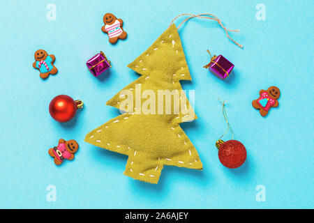 Doudou en feutrine en forme de sapin et diverses décorations pour les vacances de Noël, vue d'en haut Banque D'Images