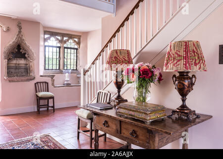 14e siècle en pierre de niche. Connu comme une piscine ou laver avec des lampes sur le tableau de l'entrée. Banque D'Images