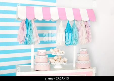 Chambre d'enfant avec une bande bleue fond. candy photo blocage zone avec gros macarons, bonbons et guimauves. chariot avec la crème glacée. Décorée Banque D'Images