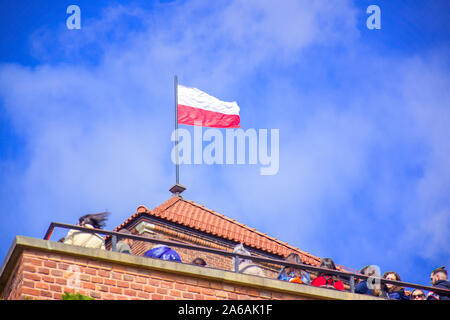 Pologne drapeau en haut de la tour du château royal de Wawel à Cracovie, Pologne Banque D'Images