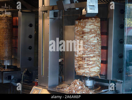 Doner poulet et viandes close-up. Machine rotative de près. Couper la viande. Banque D'Images