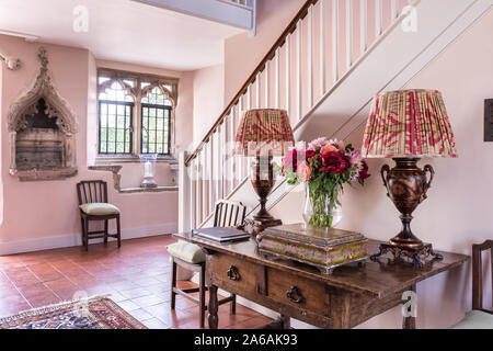 14e siècle en pierre de niche. Connu comme une piscine ou laver avec des lampes sur table dans entrnace hall. Banque D'Images