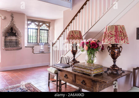 14e siècle en pierre de niche. Connu comme une piscine ou laver avec des lampes sur le tableau de l'entrée. Banque D'Images