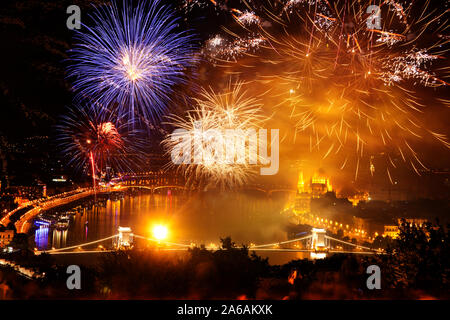 Destination de vacances d'hiver d'artifice au-dessus de Budapest le parlement hongrois - Nouvel An dans la ville Banque D'Images