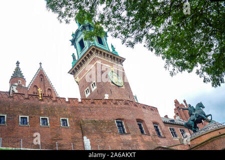 Sigismund Tour de l'horloge de la cathédrale du Wawel avec Tadeusz Kosciuszko Monument, une église catholique romaine située sur la colline de Wawel à Cracovie, Pologne Banque D'Images