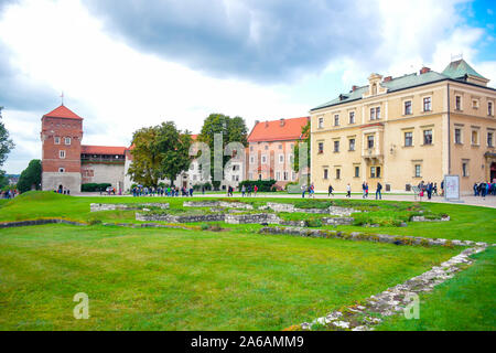 Les touristes visitant le Château Royal de Wawel, la résidence Château royal situé dans le centre de Cracovie, Pologne Banque D'Images