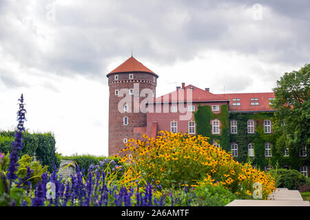 Le Château Royal de Wawel et Sandomierska Tour avec jardin fleuri à l'avant, un château royal residency situé dans le centre de Cracovie, Pologne Banque D'Images