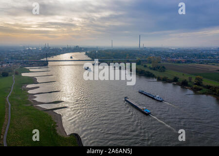 Vue panoramique sur le pont du Rhin Leverkusen. Photographie aérienne par drone Banque D'Images