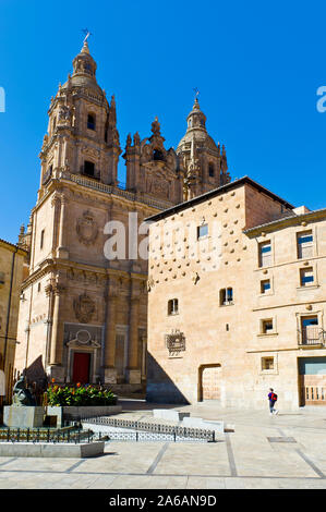 Casa de las Conchas et la Clerecía, Salamanque, Castille et León région, Espagne Banque D'Images