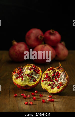 Nature morte de fruits rouges des grenades sur une table Banque D'Images