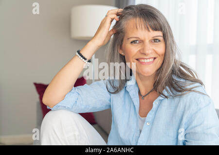 Portrait d'une femme d'âge moyen avec des cheveux gris Banque D'Images