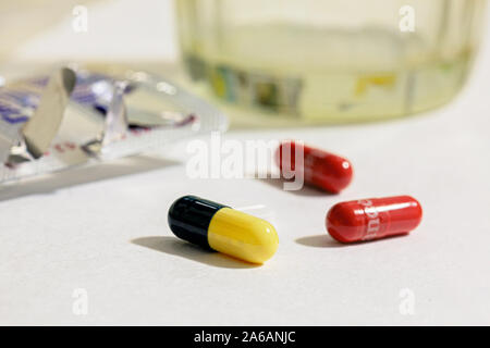 L'homme établi comprimés et gélules le matin. dose de médicament pour le patient. médecine pharmaceutique comprimés, stupéfiants et de vitamine dans ca Banque D'Images